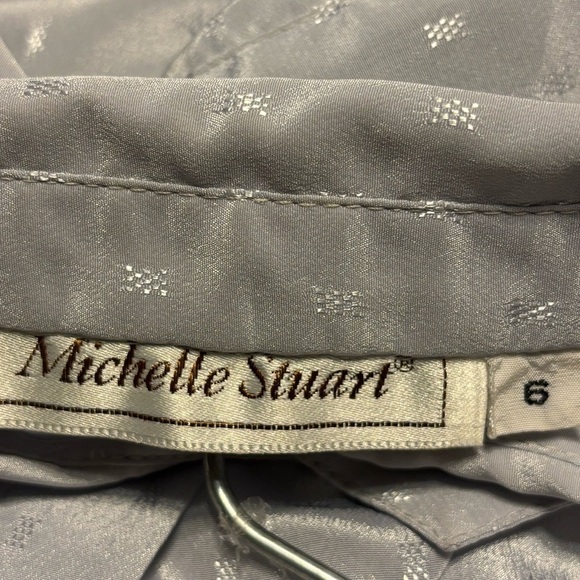 FEMININE DRESSY LIGHT GRAY WITH SHEEN BLOUSE AND IRIDESCENT WHITE BUTTONS SIZE 6 - Picture 5 of 11